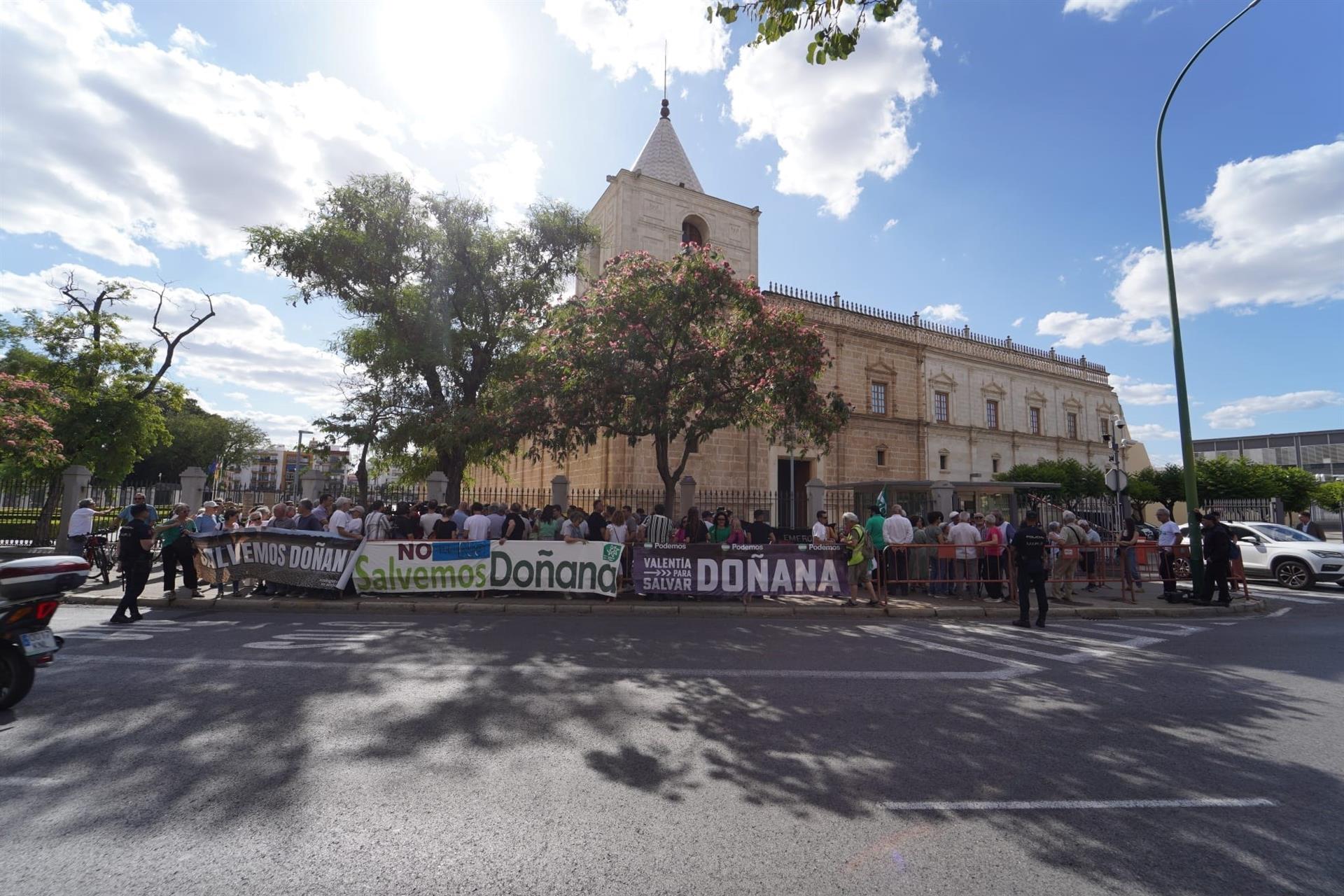 Concentración de Salvemos Doñana a las puertas del Parlamento de Andalucía.