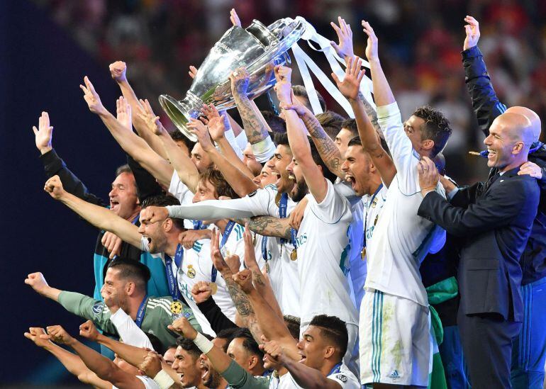 La plantilla del Real Madrid levanta el trofeo