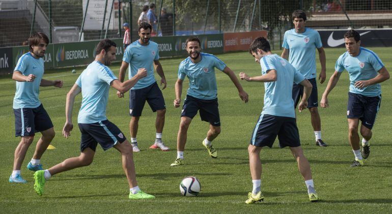 GRA036. BILBAO, 11/08/2015.- Los jugadores del Athletic Club de Bilbao durante el entrenamiento realizado hoy en las instalaciones de Lezama para preparar el partido de ida de la Supercopa de España que disputarán el viernes contra el FC Barcelona en San Mamés. EFE/Miguel Toña