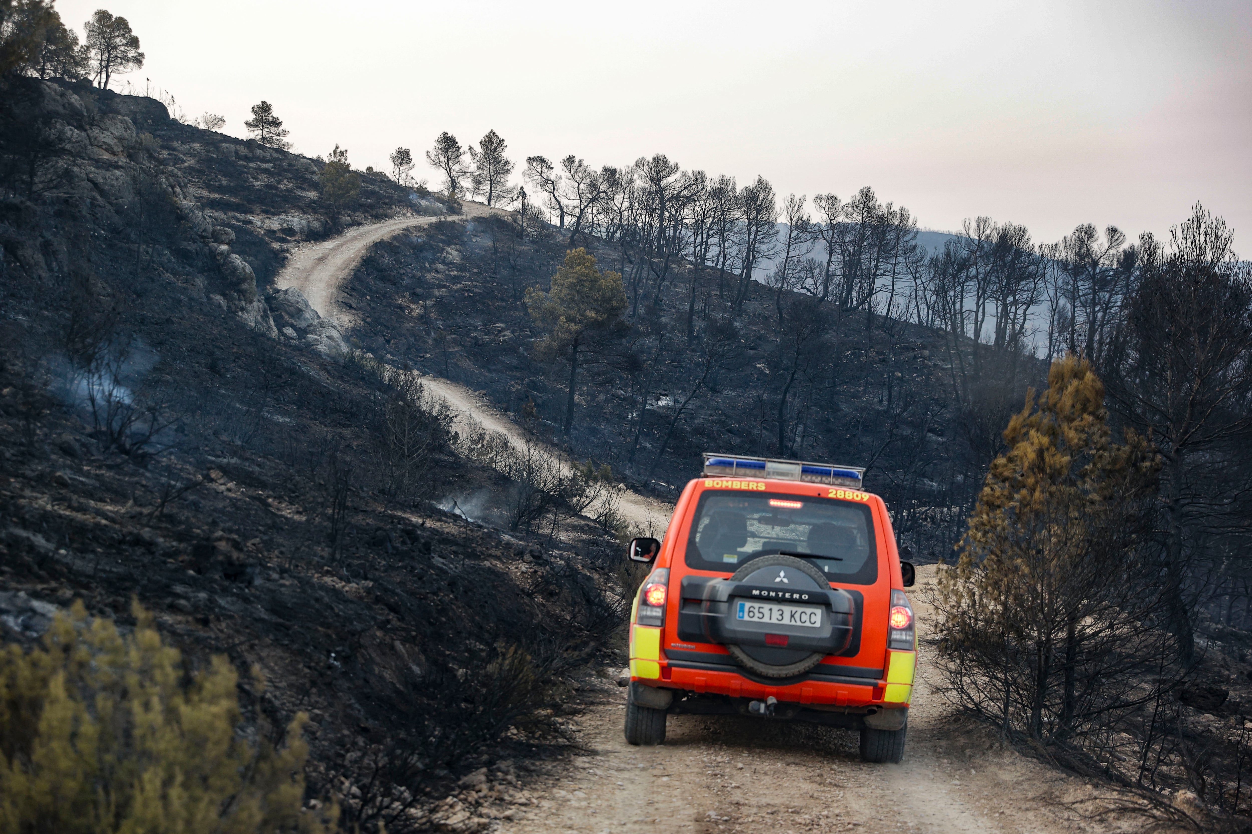 En una imagen de archivo, un todoterreno de Bomberos circula por una pista en la zona incendiada de este verano.