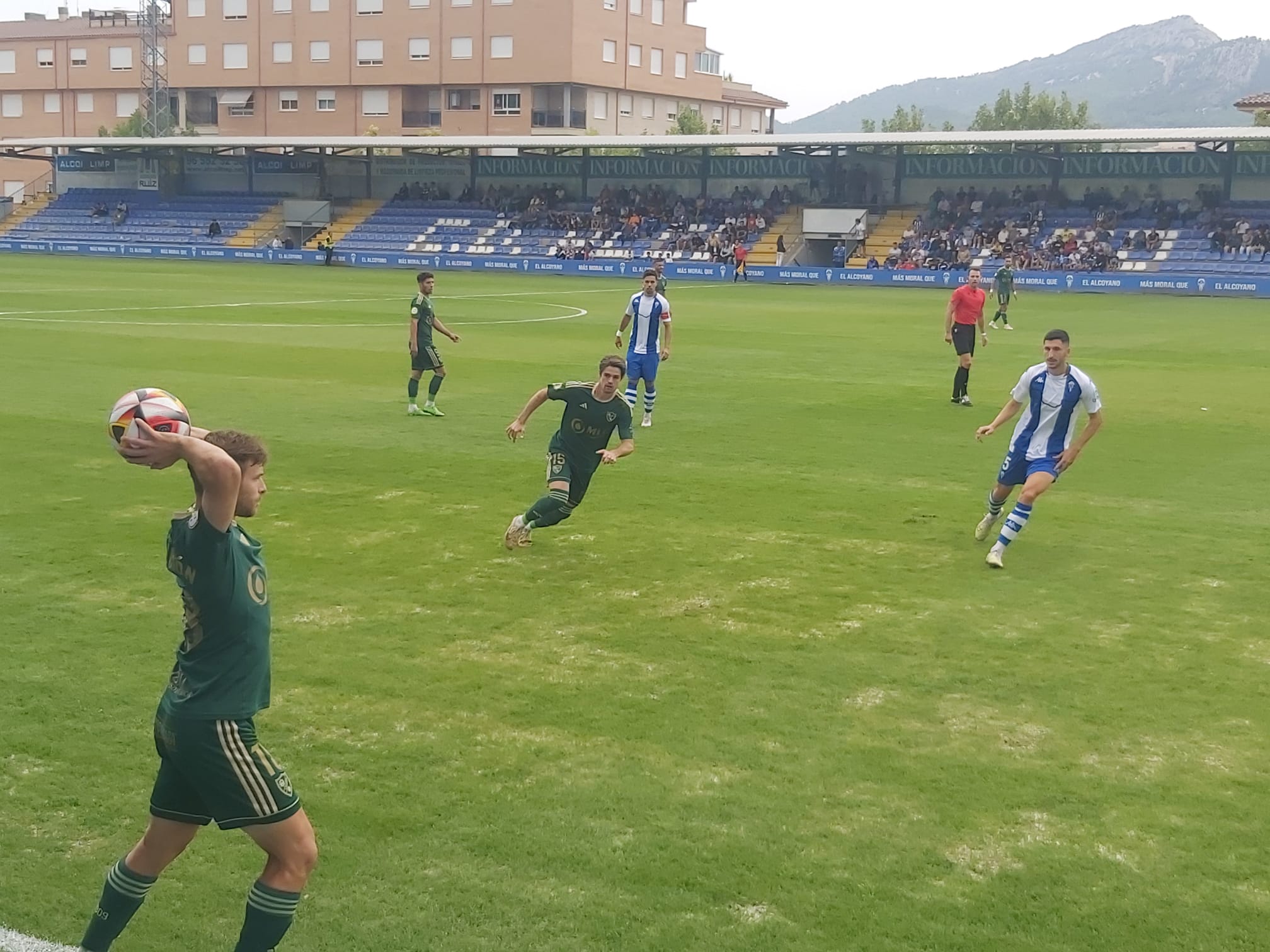 Instante del partido en el Campo Municipal de El Collao, entre el CD Alcoyano y el Linares Deportivo