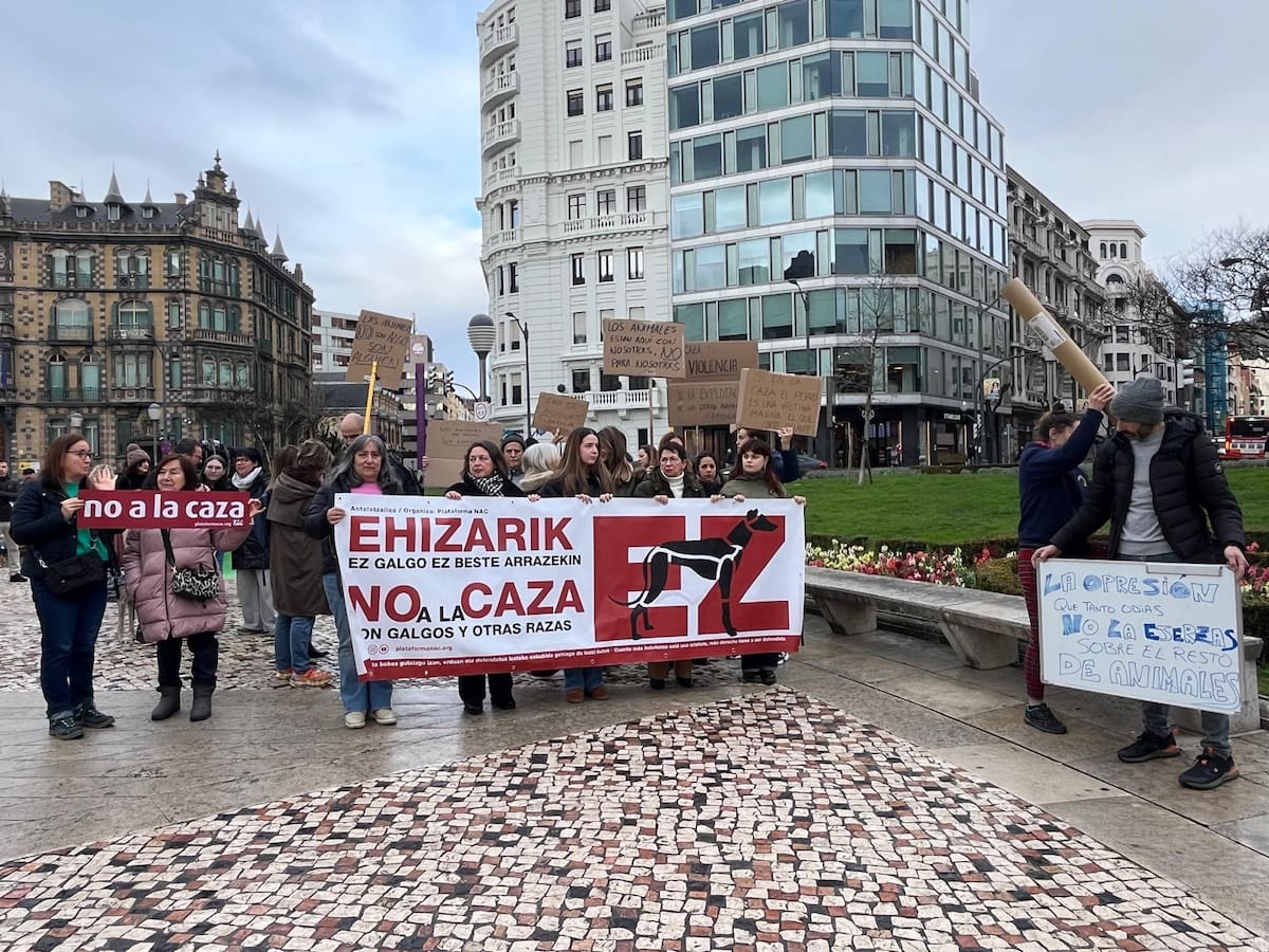 Colectivos animalistas se manifiestan en Bilbao contra la caza y el uso de perros cinegéticos