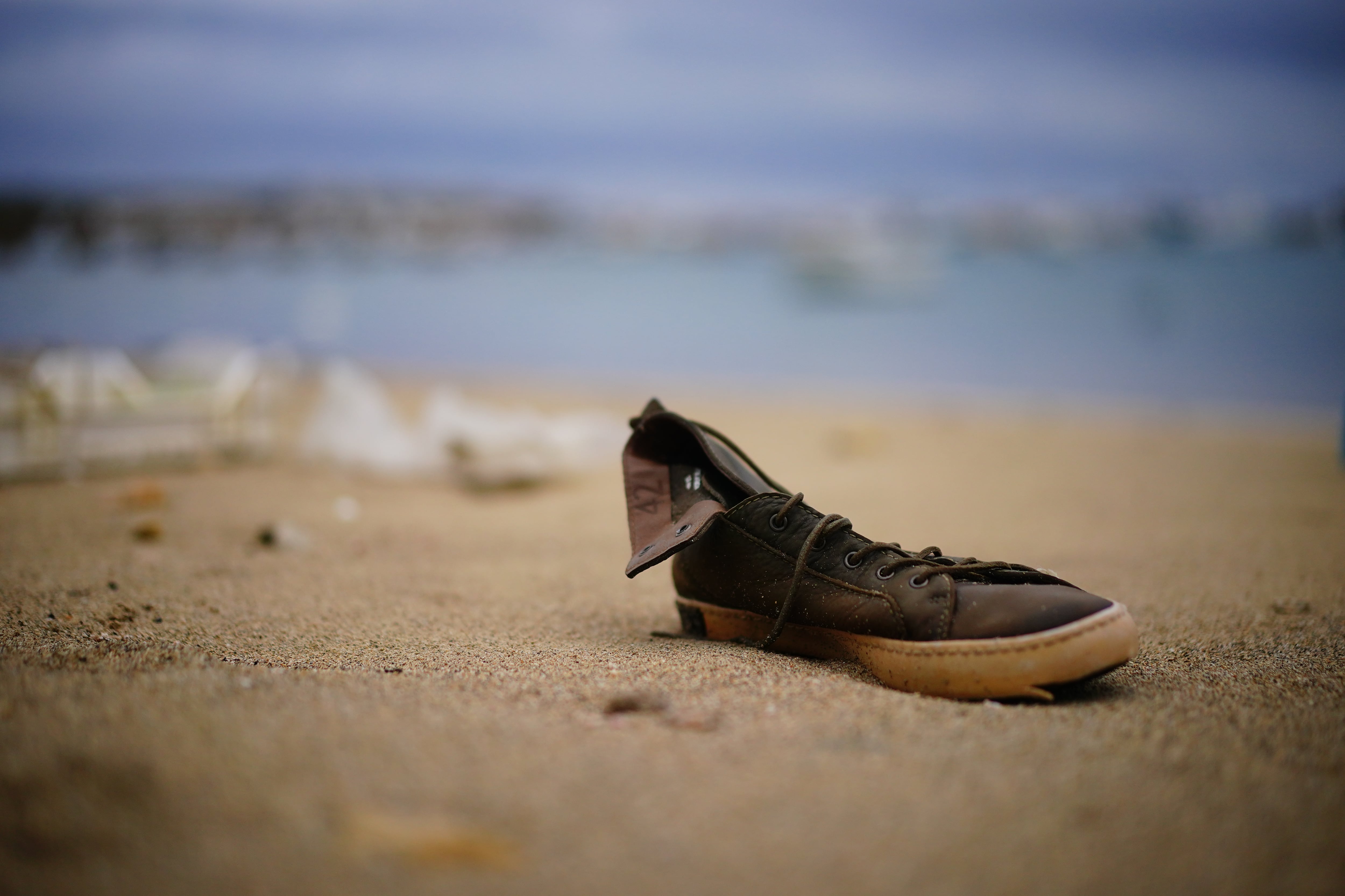 Un zapato en una de las playas de la isla italiana de Lampedusa a las que suelen llegar las barcazas con migrantes