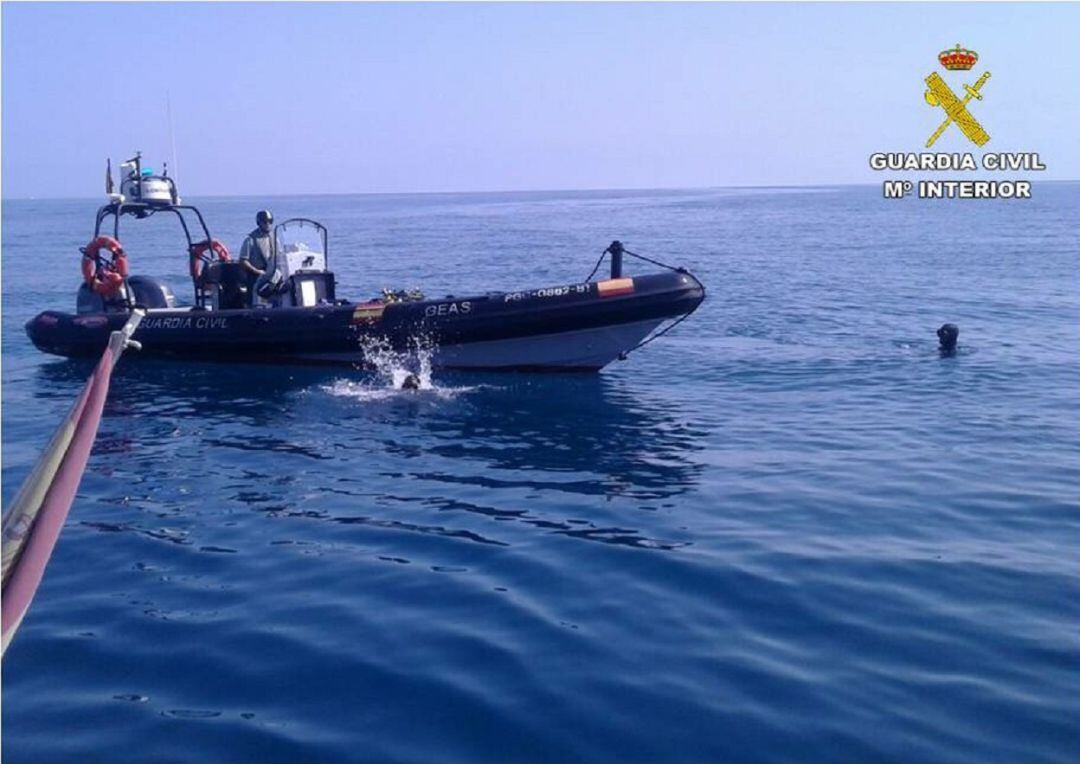 Rescate del cuerpo de un bañista desaparecido en Dénia.