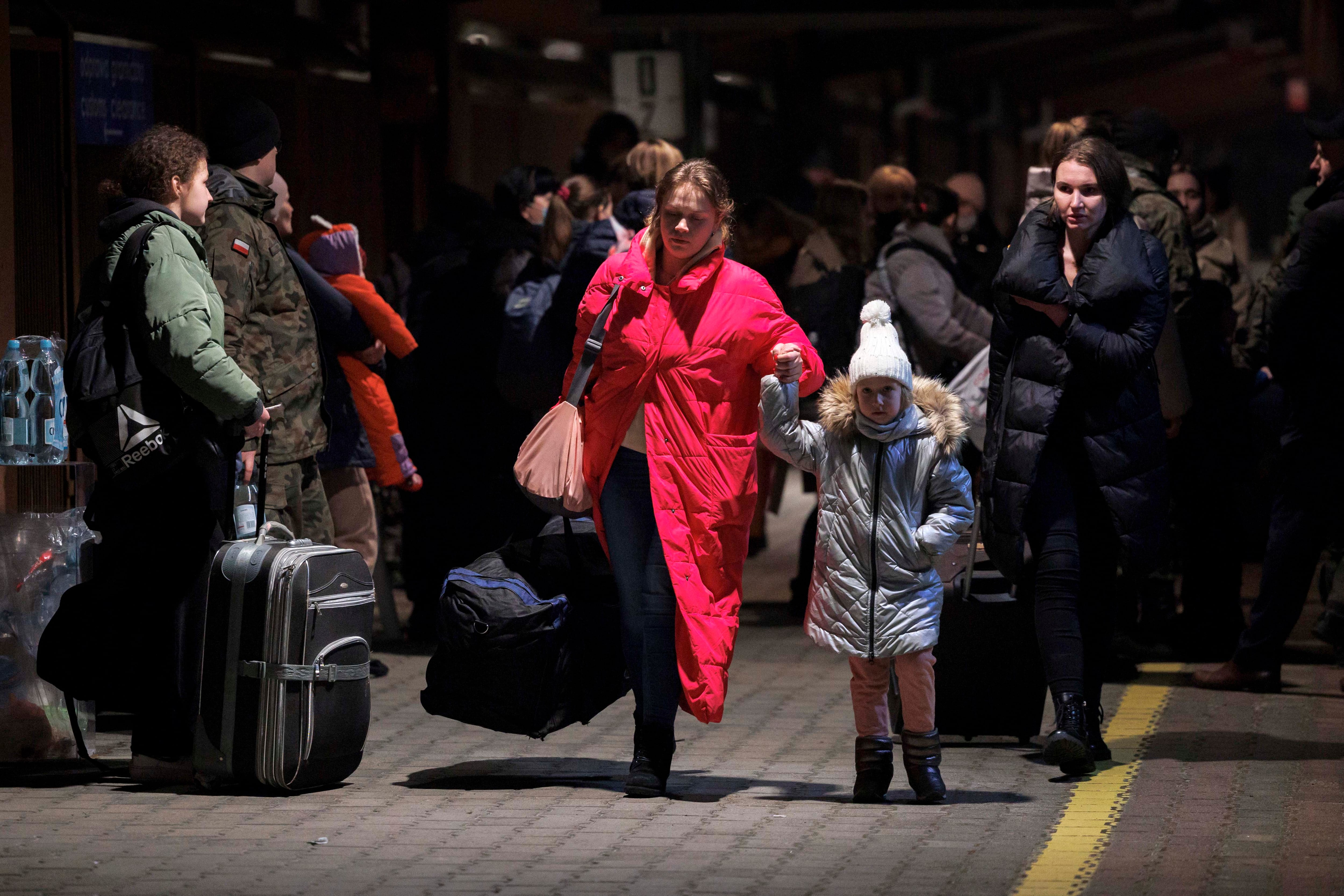 Przemysl (Polonia), 26,02/2022.- Ciudadanos procedentes de Ucrania a su llegada hoy sábado a la estación de tren de Przemysl, en Polonia. Esta localidad polaca se ha convertido en uno de los principales puntos de entrada de refugiados ucranianos que huyen de la guerra y desde donde se organizan convoyes para su reparto a otras ciudades. EFE / Biel Aliño.
