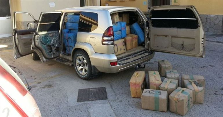 Imagen del vehículo todoterreno que escondía la droga incautada.