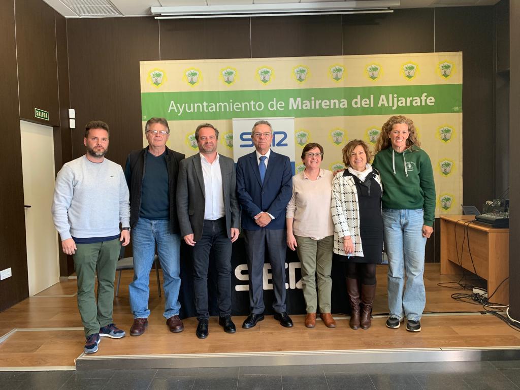 De izquierda a derecha, el concejal de Juventud, el entrenador de vóley, Antonio Conde, Salomón Hachuel, la hermana Esperanza, la concejal de Cultura y la presidenta del club de rugby las Cocodrilas