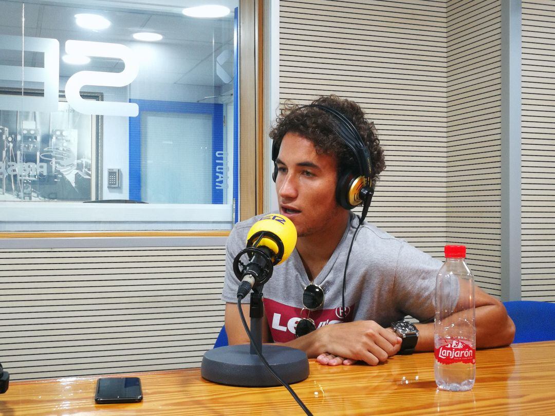 Luis Milla, el jugador del CD Tenerife, en una entrevista en los estudios de Radio Club Tenerife - Cadena SER