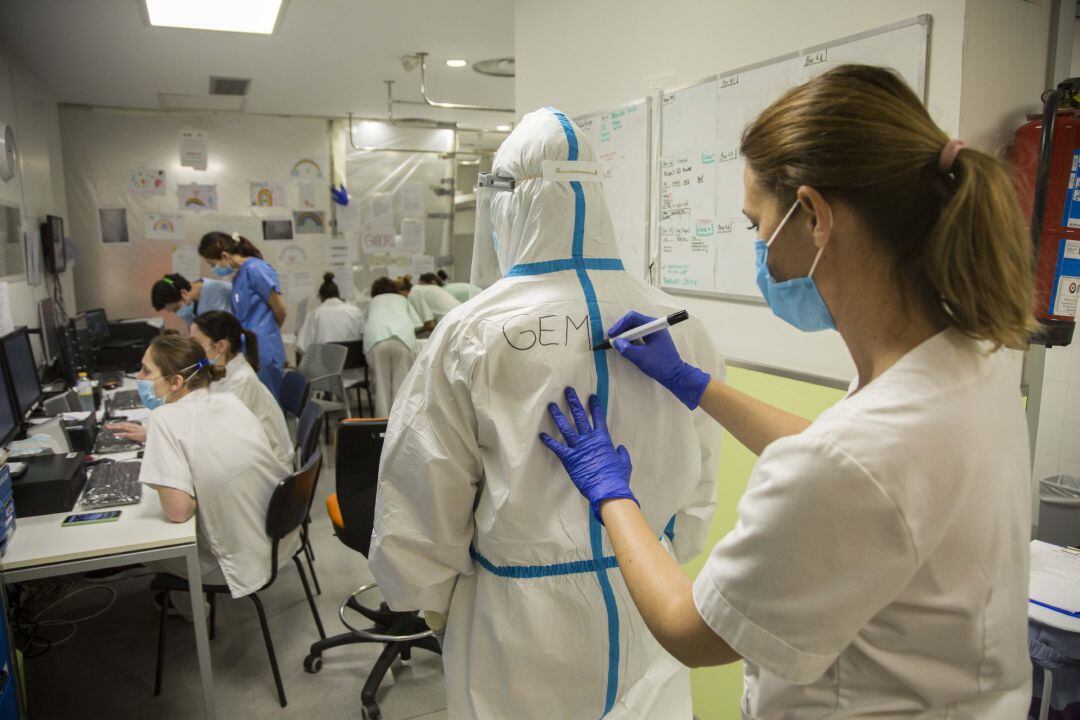 Archivo - Colocación de EPIs en la UCI de Valdecilla