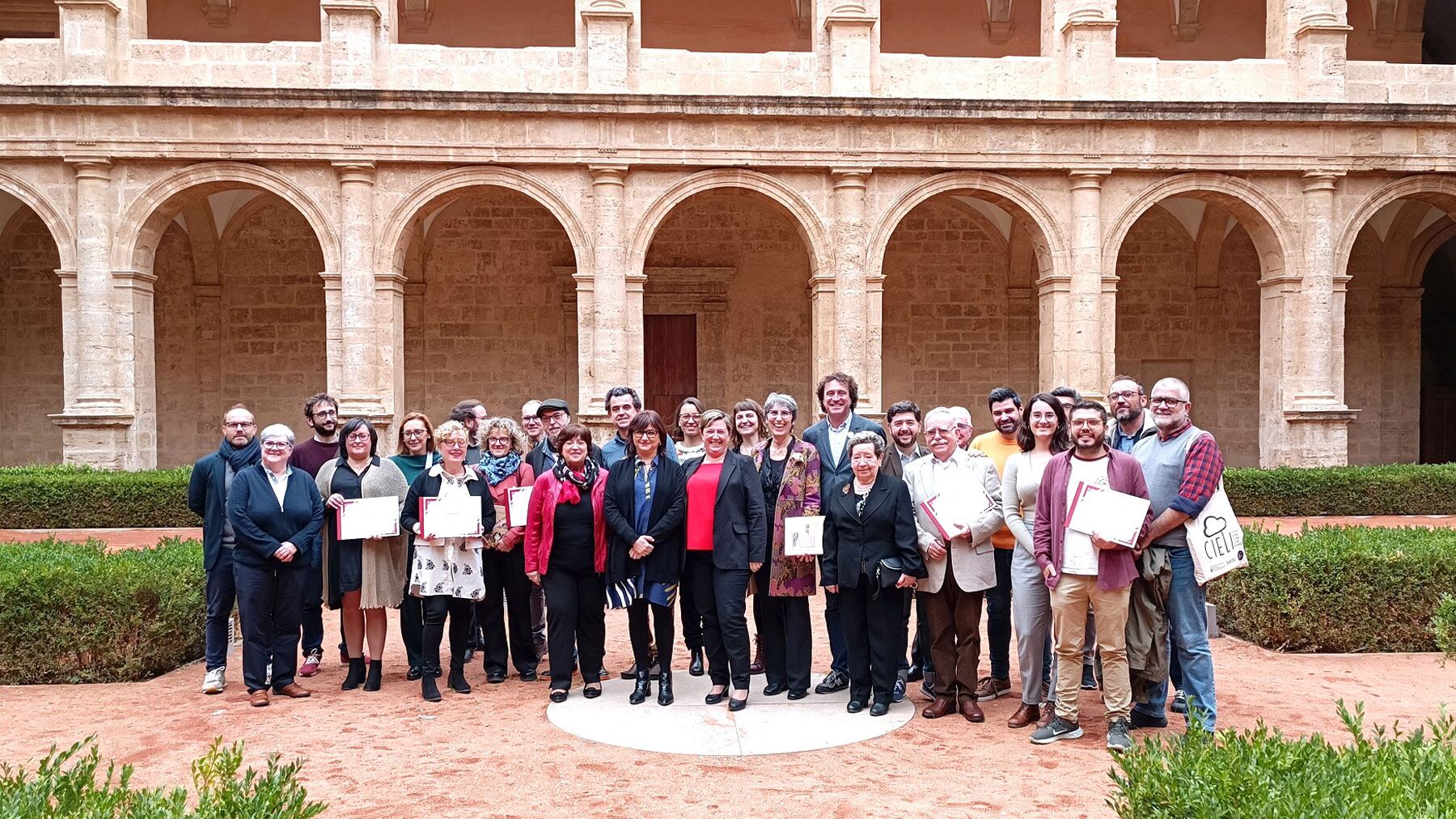 Tots els premiats, en el claustre del Monestir de Sant Miquel dels Reis de València, seu de la Biblioteca Valenciana