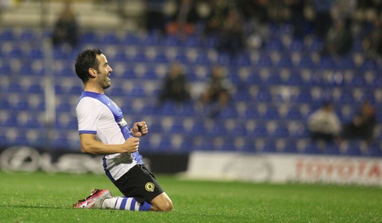 Paco Peña celebra su gol ante La Pobla de Mafumet