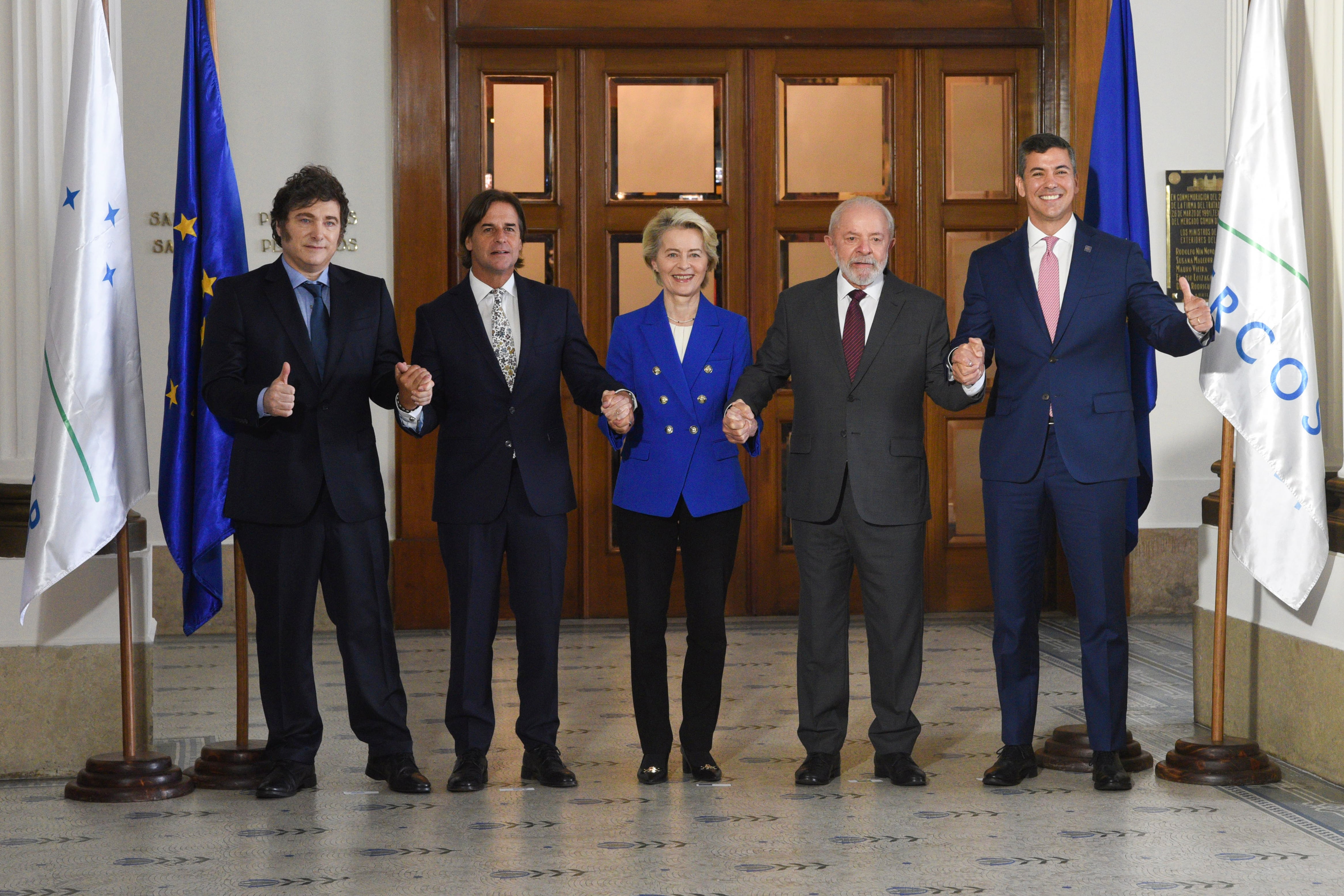 -FOTODELDÍA- AME3705. MONTEVIDEO (URUGUAY), 06/12/2024.- Desde la izquierda, los presidentes de Argentina, Javier Milei; de Uruguay, Luis Lacalle Pou; la presidenta de la Comisión Europea, Ursula von der Leyen; y los presidentes de Brasil, Luiz Inácio Lula da Silva, y de Paraguay, Santiago Peña, posan en la sede del Mercosur este viernes, en Montevideo (Uruguay). La cumbre semestral de presidentes de los países del Mercosur, en la que Argentina recibirá la presidencia pro témpore del bloque y en la que se abordará el acuerdo con la UE, para lo cual se ha desplazado hasta Montevideo la presidenta de la Comisión Europea, Ursula von der Leyen. EFE/ Sofía Torres
