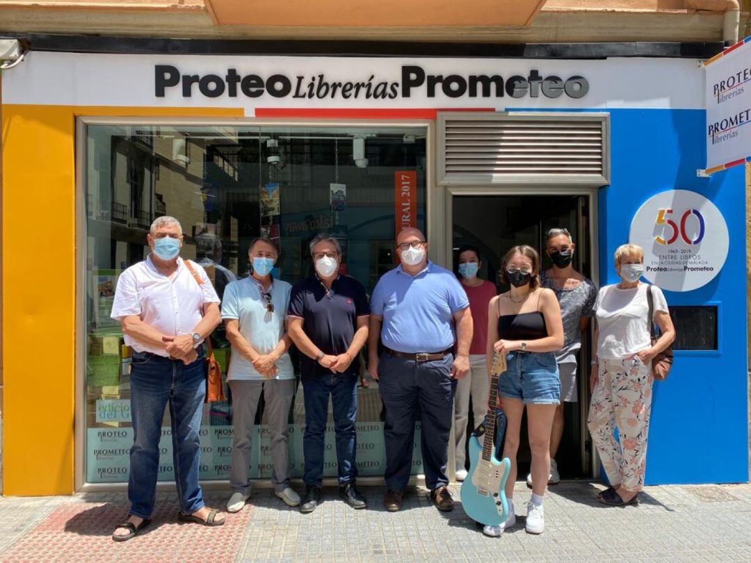 Trabajadores y amigos de Proteo en la puerta de la sede provisional de la librería en calle Álamos 1