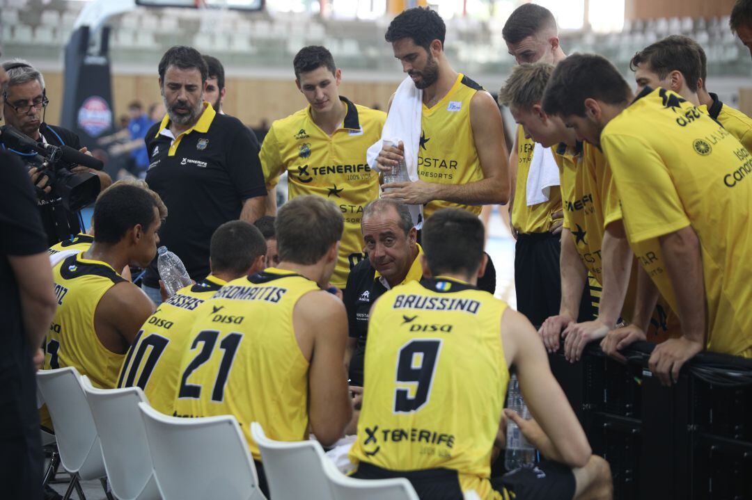 El técnico vasco da instrucciones a sus jugadores en un tiempo muerto