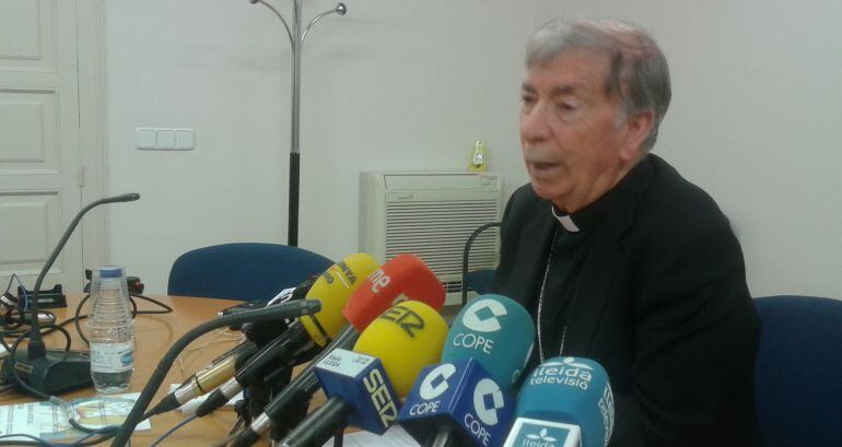 El bisbe de Lleida, Salvador Giménez Valls, durant l'atenció als mitjans de comunicació. Avui, 4 de maig de 2016