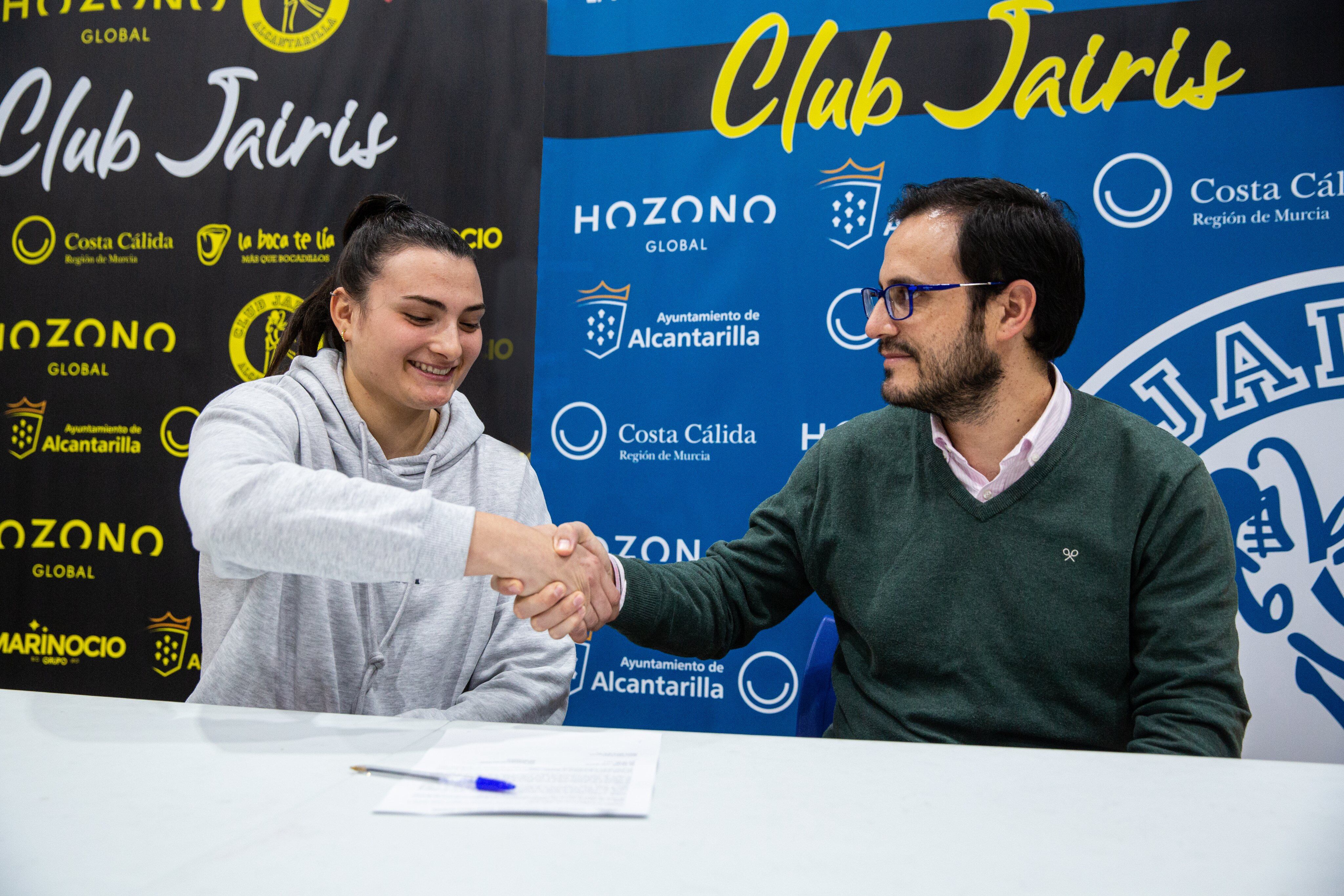 Alejandra Sánchez y Andrés Medina (director deportivo del Jairis) se dan un apretón de manos