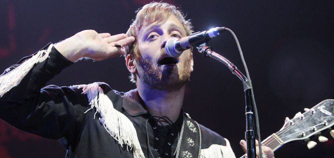 El guitarrista y vocalista de The Black Keys, Dan Auerbach durante el concierto que la banda de rock ha ofrecido esta noche en el Palacio de Deportes de Madrid.