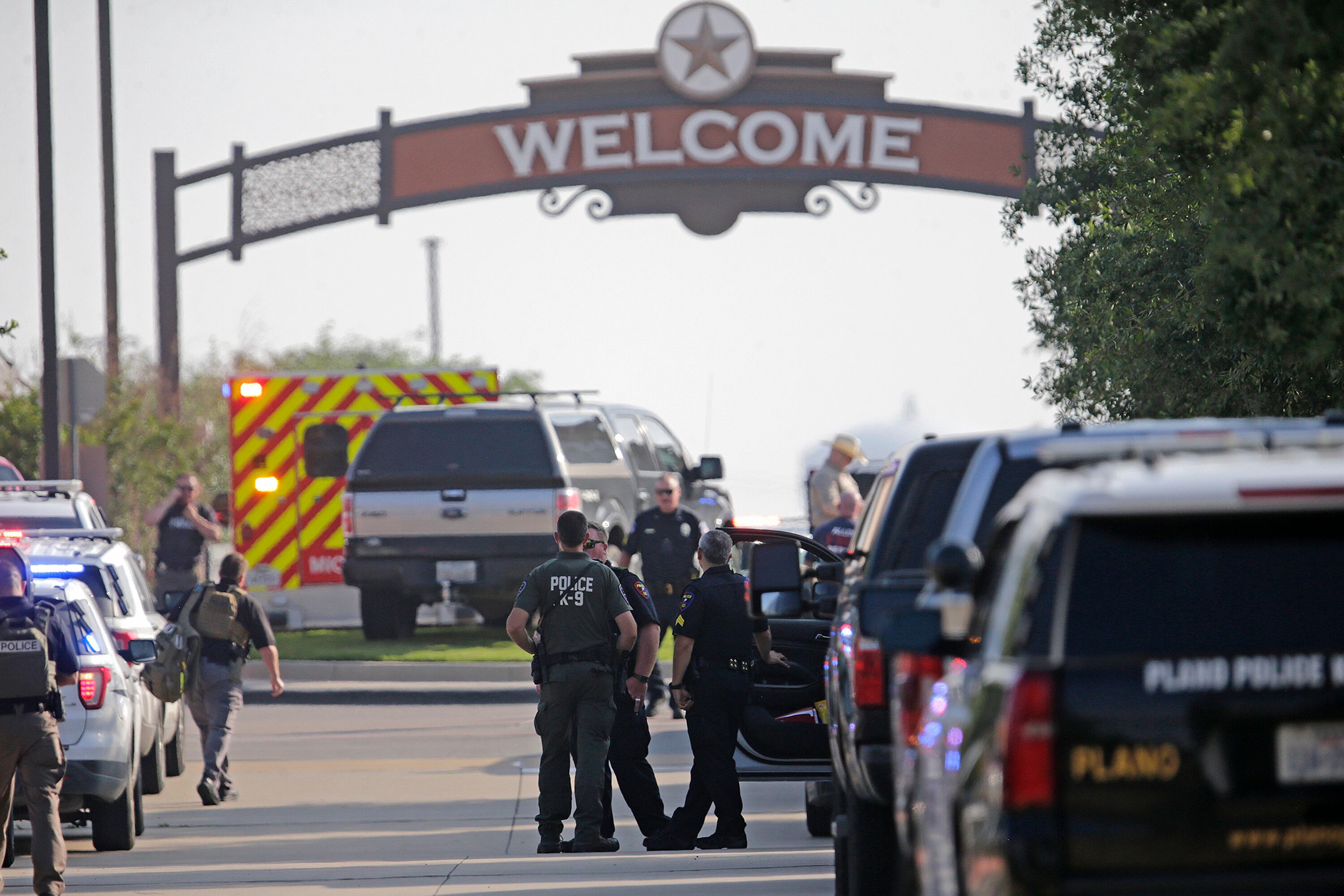 Policías y personal de emergencia en la puerta del centro comercial Allen Premium Outlets, este domingo en Allen (Texas)