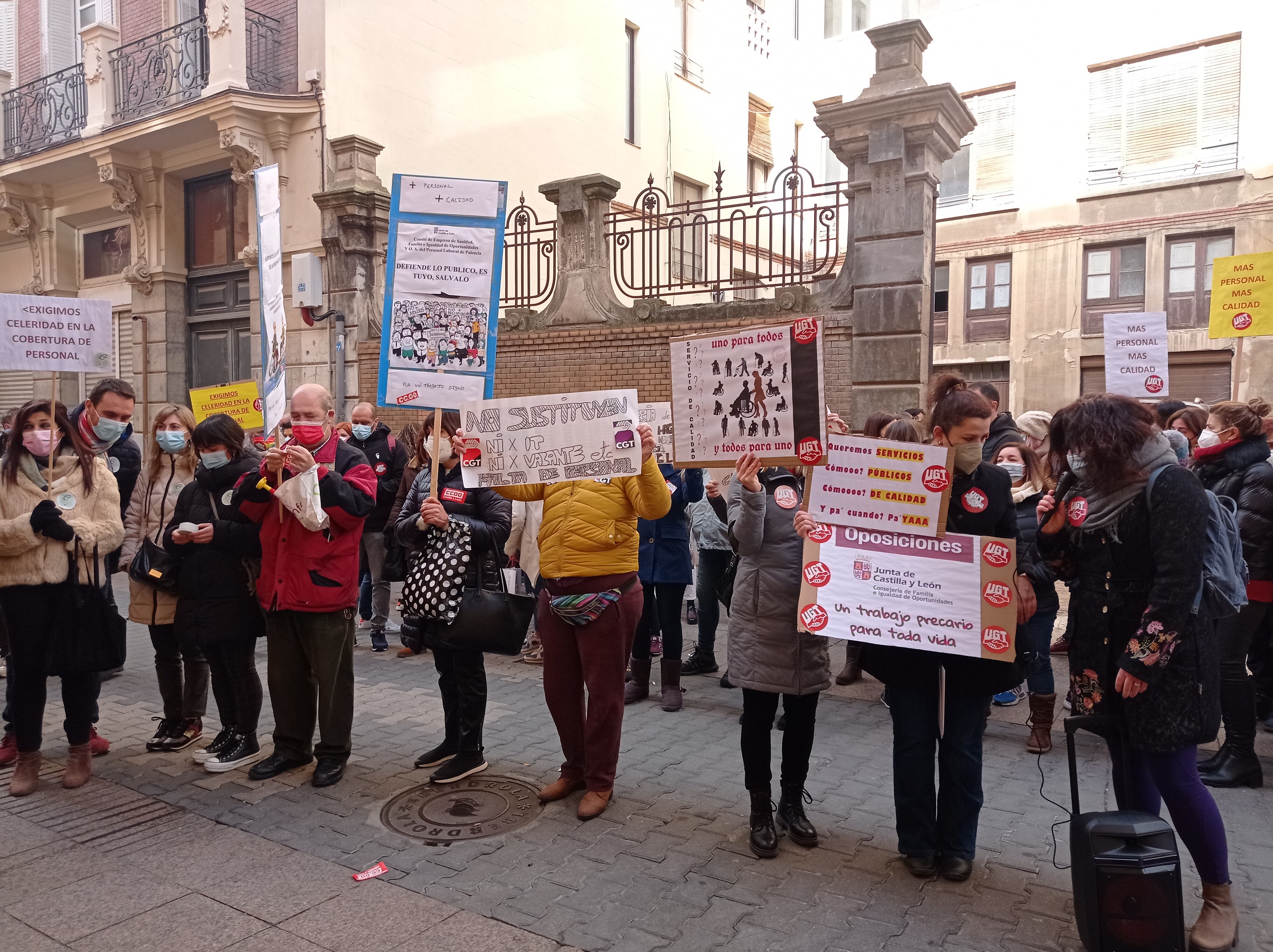 Concentración a las puertas de la Gerencia de Servicios Sociales