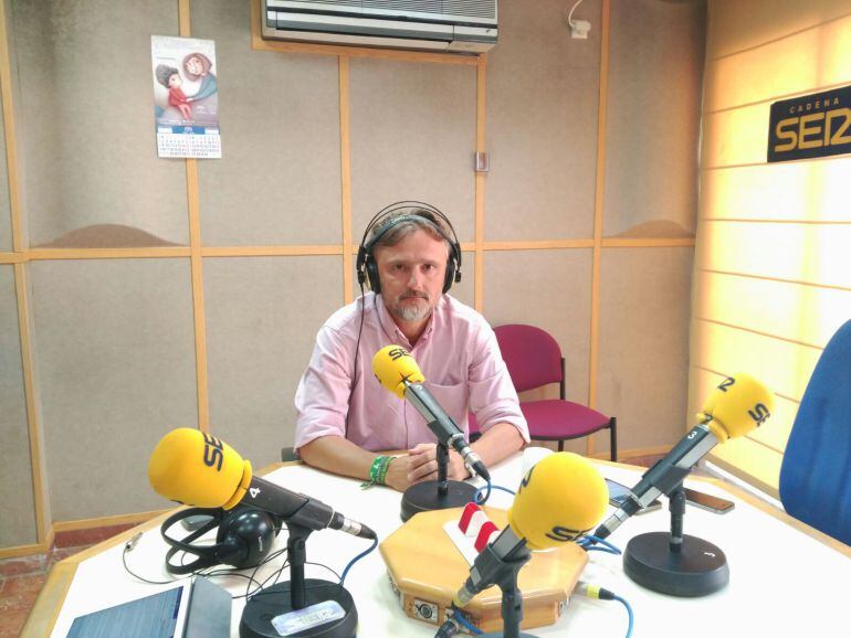 José Fiscal, consejero de Medio Ambiente, en los estudios de Radio Huelva.