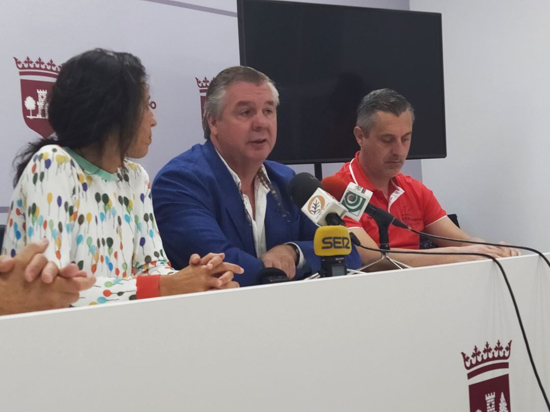 El presidente del Plasencia Basket, Juan Antonio Álvarez, junto al entrenador, Jesús Porras y la concejala de deportes, Isabel Blanco