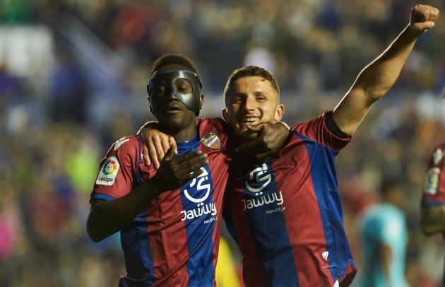 Boateng y Bardhi celebran un gol