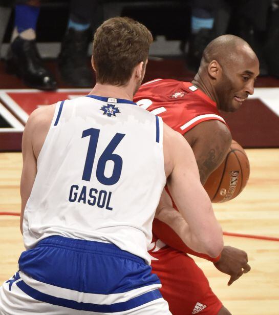 LWS154. Toronto (Canada), 14/02/2016.- Los Angeles Lakers player and West Team member Kobe Bryant (R) goes up against Chicago Bulls player and East Team member Pau Gasol (L) of Spain in the second half of the 2016 NBA All-Star game at the Air Canada Centr