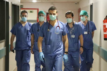 Profesionales del Servicio de Urgencias del Hospital Reina Sofía de Córdoba en su trabajo durante la crisis del Covid-19