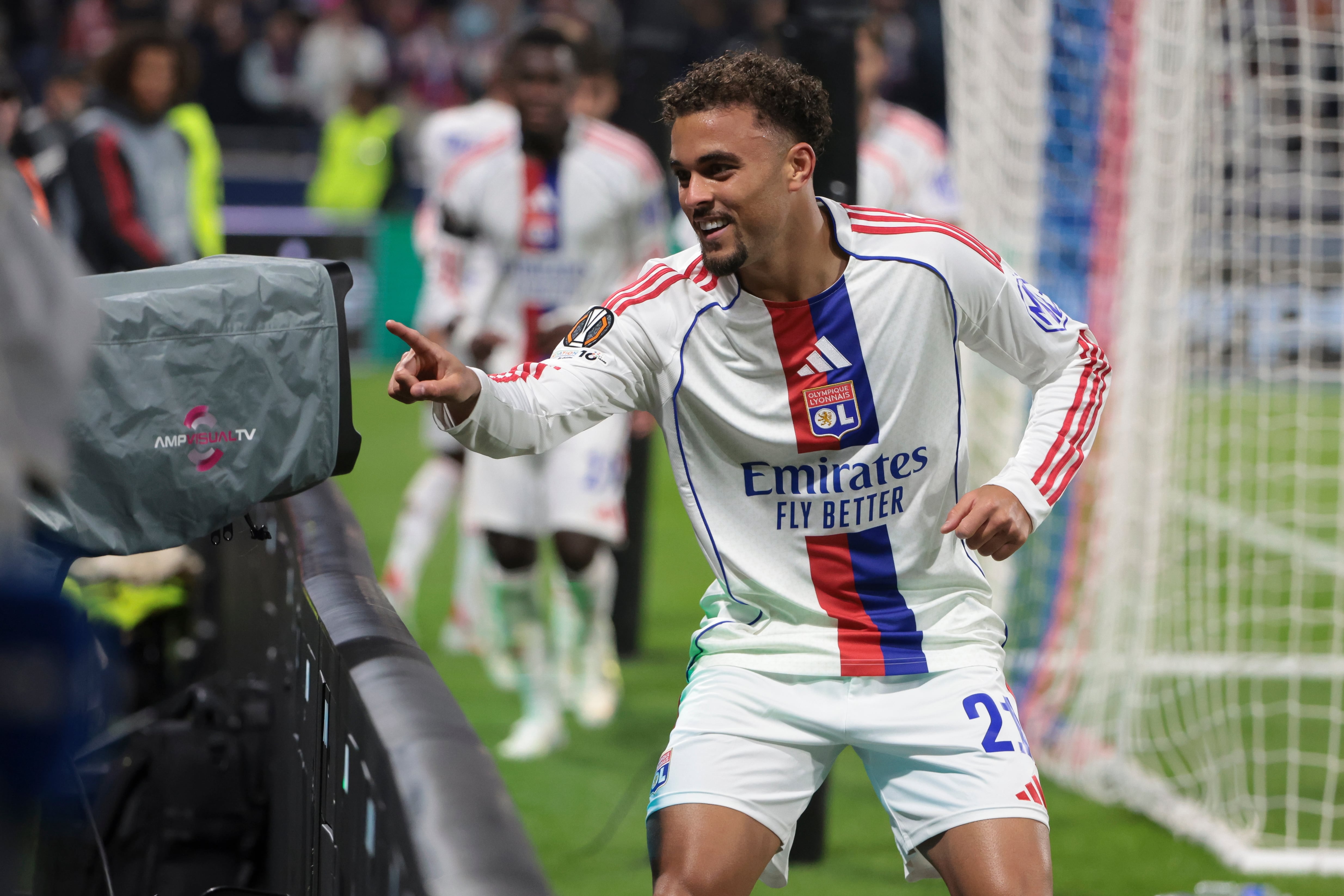 Ruben Kluivert celebrando su gol contra el Salzburgo en Europa League