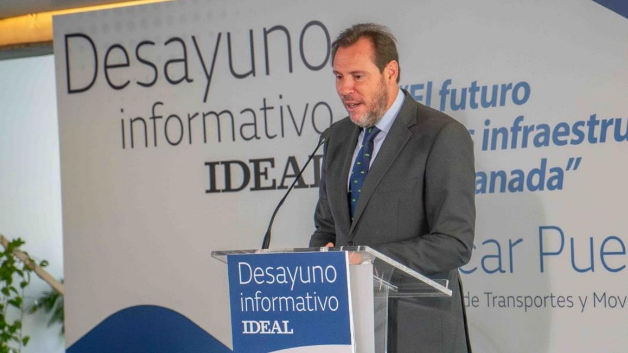 El ministro de Transportes, Óscar Puente, en el desayuno informativo organizado en Granada por el diario Ideal