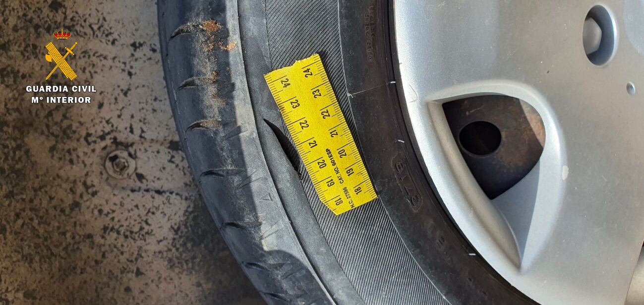 Imagen de una de las ruedas rajadas