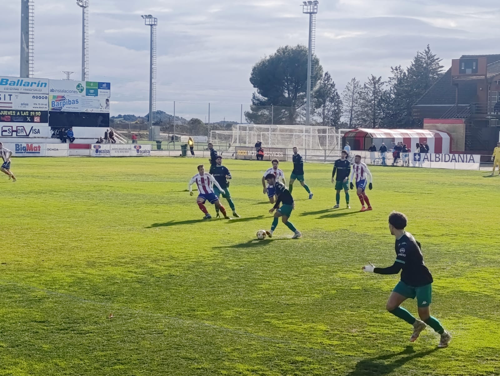 Instante del partido entre el Barbastro y el CD Alcoyano