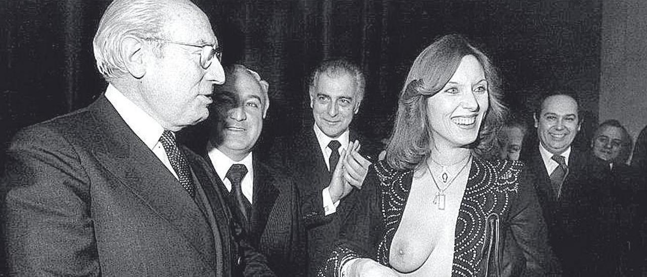 Tierno Galván y Susana Estrada en los Premios Populares Pueblo en 1978 