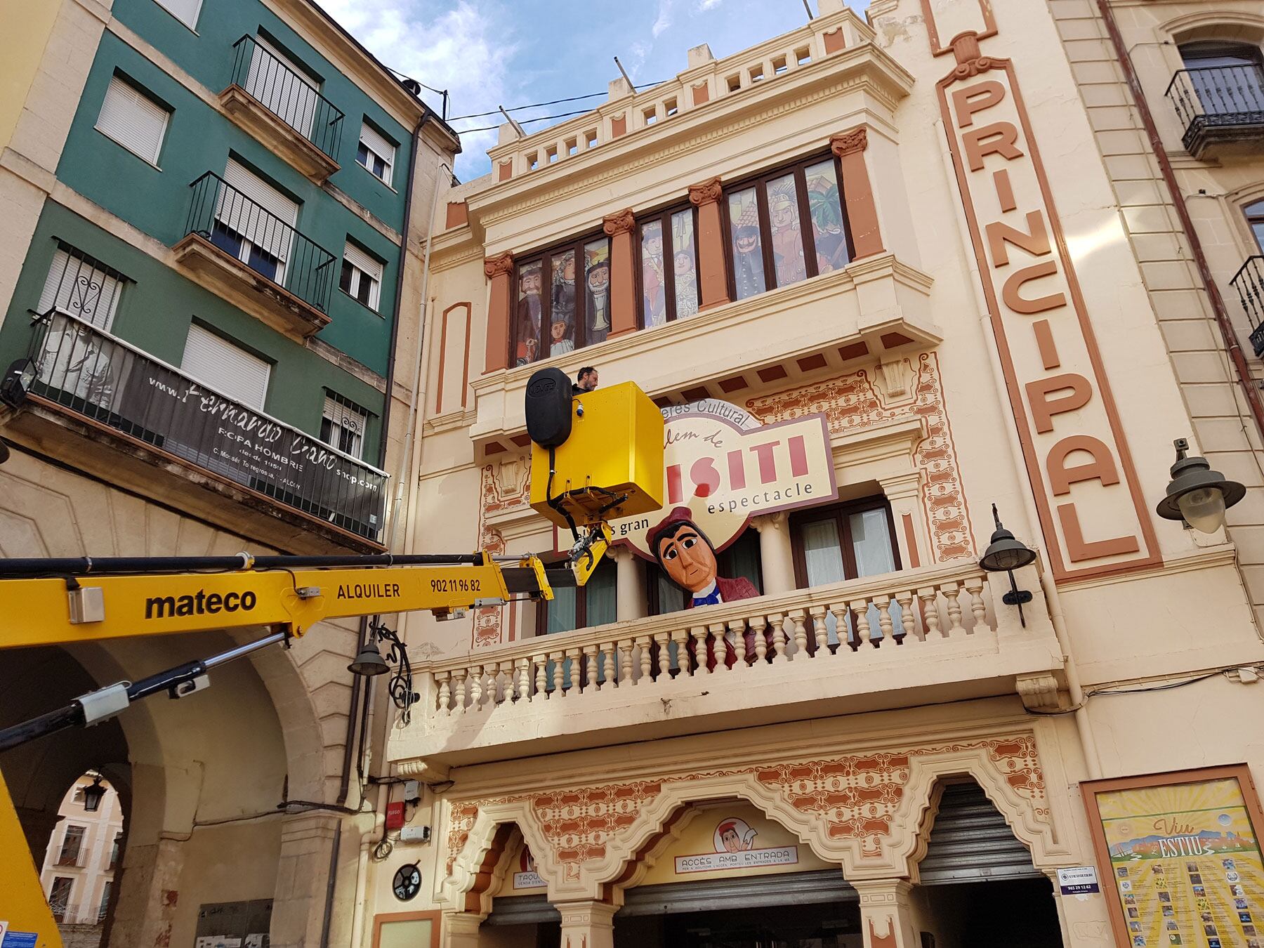 El Teatre Principal ya luce el distintivo del Betlem de Tirisiti en su fachada que se podrá ver durante todas las Navidades