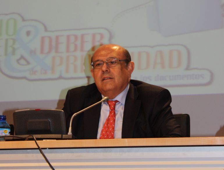 Manuel Aguilar Belda participando en una ponencia del Defensor del Pueblo