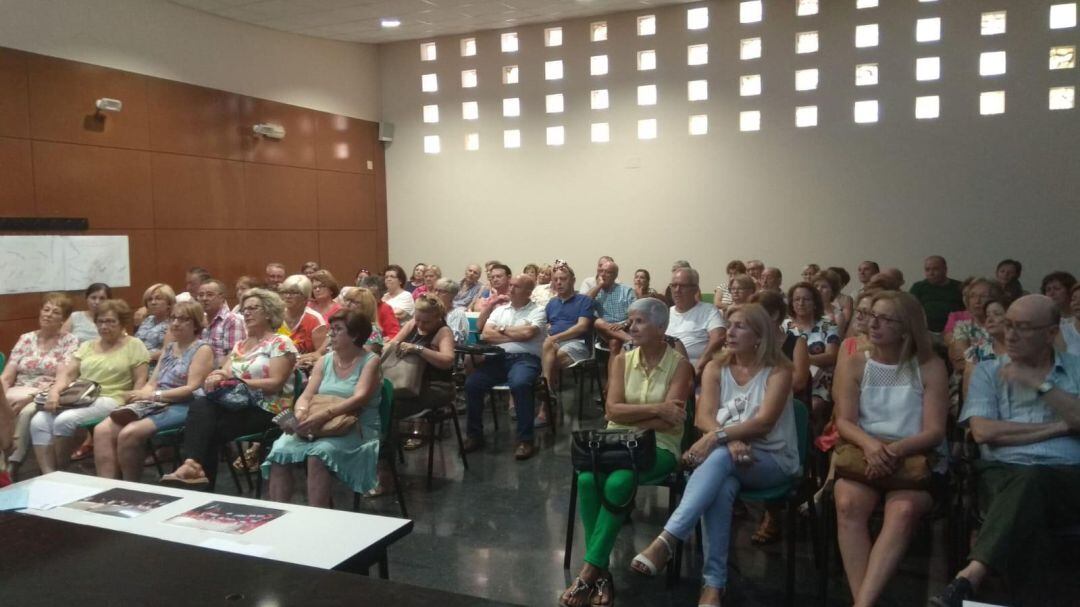 Participantes en la presentación de los talleres para mayores. 