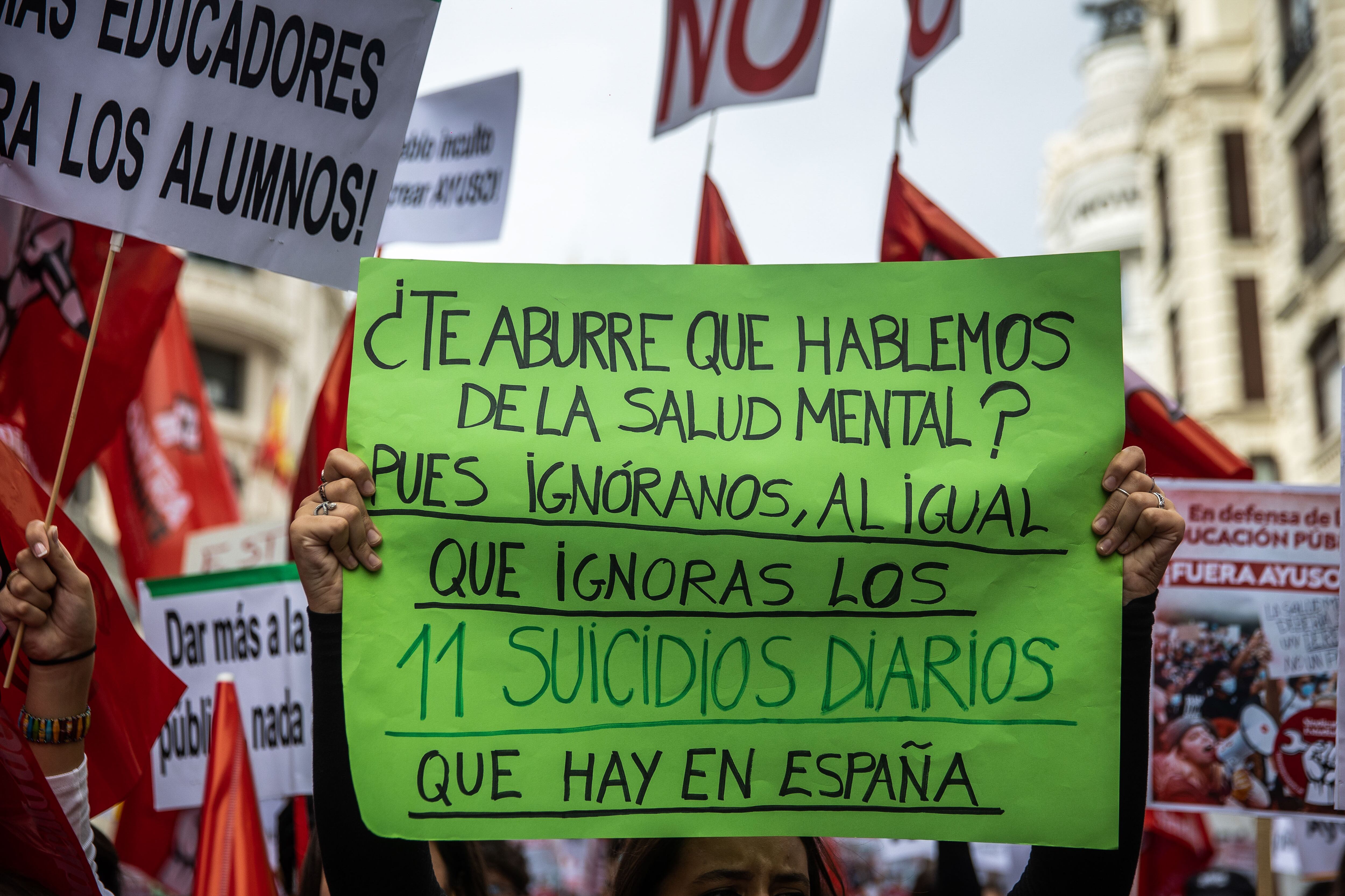 MADRID, 27/10/2022.- Estudiantes participan en una manifestación este jueves en Madrid dentro de la iniciativa de huelga estudiantil estatal en Secundaria y universidades, convocada por el Sindicato de Estudiantes, bajo los lemas &quot;En defensa de nuestra salud mental&quot; y &quot;Contra la destrucción de la educación pública&quot;. EFE/ Daniel González
