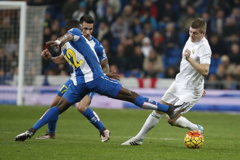 Toni Kroos intenta llevarse el balón ante el jugador senegalés del Espanyol, Papakouly Diop