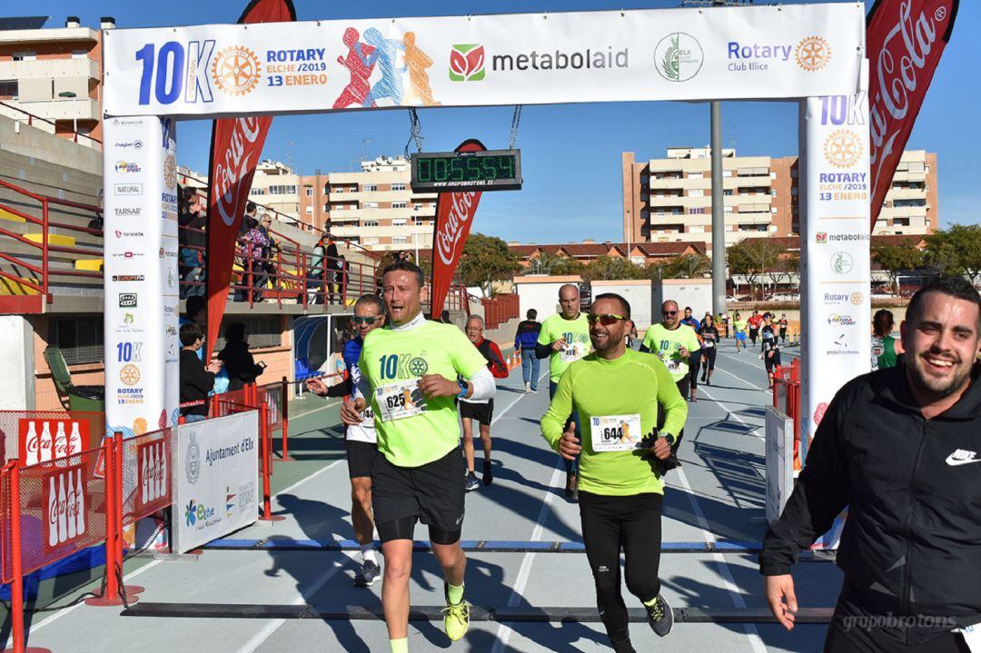 Llega a meta de corredores en la 10 K