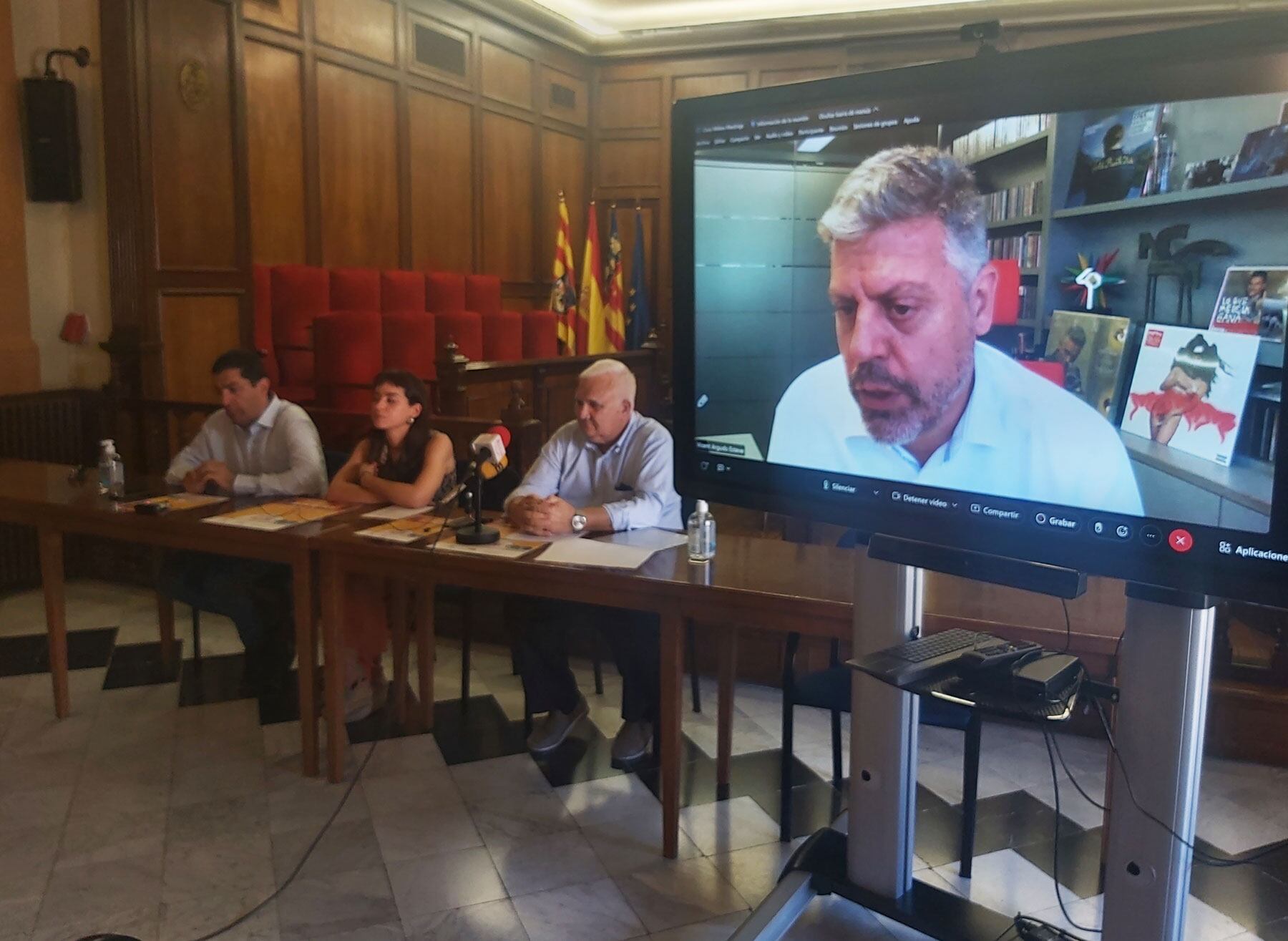 Toni Francés, María Baca, Juan Jordá y Vicent Argudo, por videoconferencia desde Madrid, en la presentación de este evento en el Salón de Plenos del Ayuntamiento