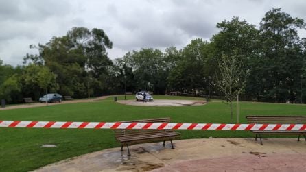 La Policía mantiene acordonada la zona, en el parque Etxebarría