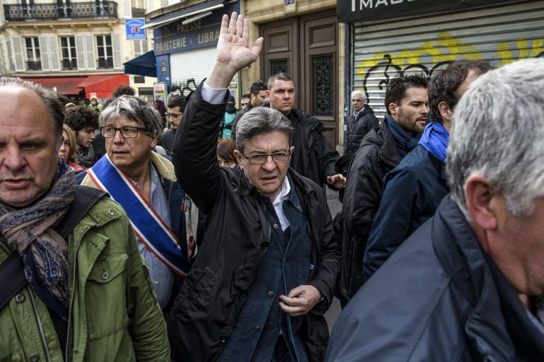 El líder de la coalición de izquierdas ¡La France insoumise&#039;, Jean-Luc Melenchon, asiste a una protesta contra el partido de ultraderecha Frente Nacional en París 