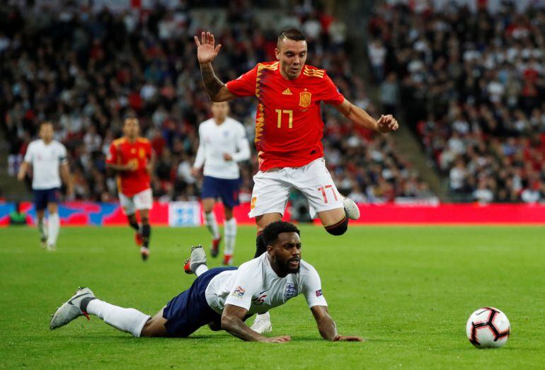 Aspas intentando irse de Danny Rose en el Inglaterra-España