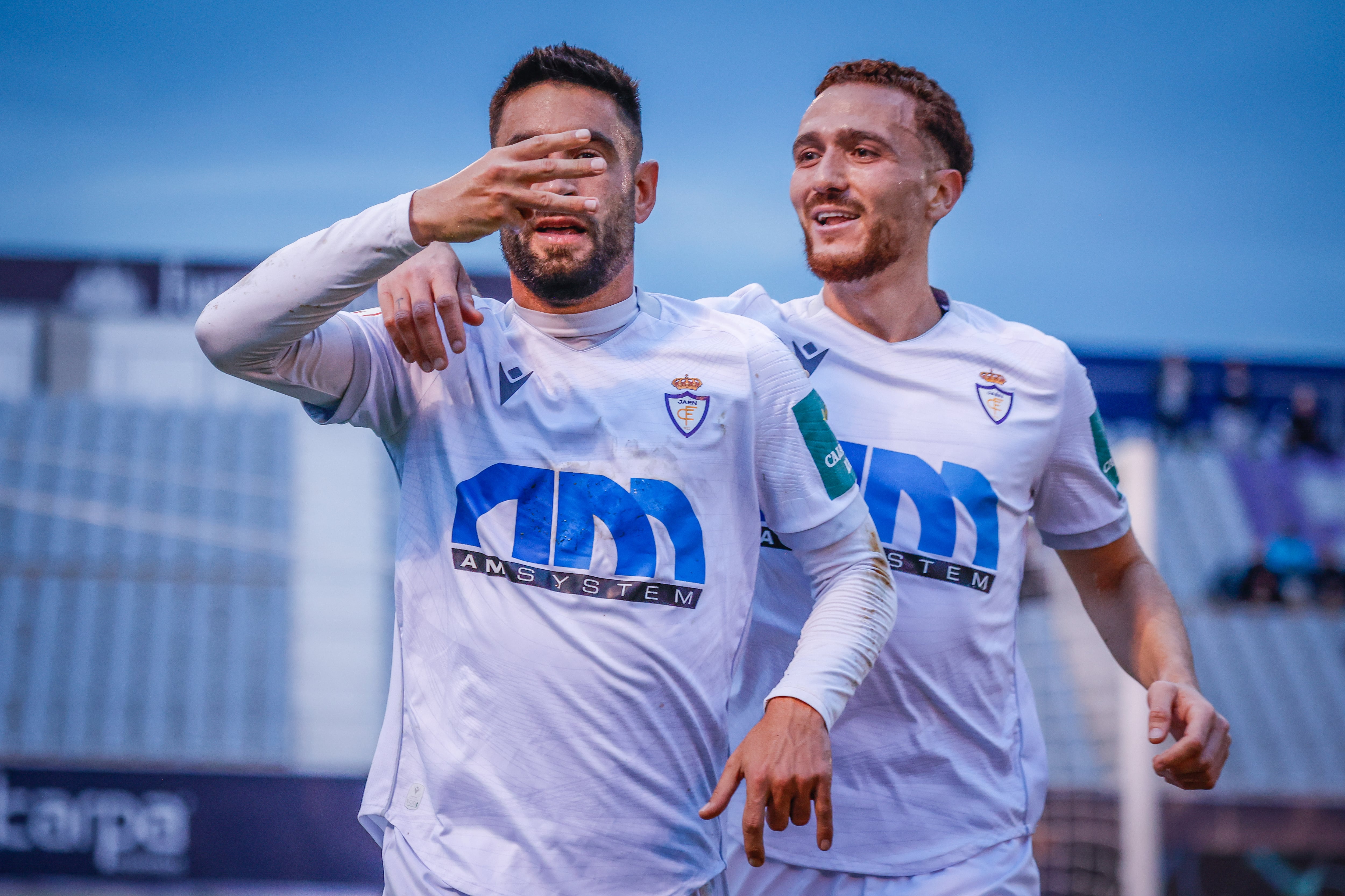 Mario Martos celebra el primer gol del Real Jaén 3 Huétor Tájar 2.