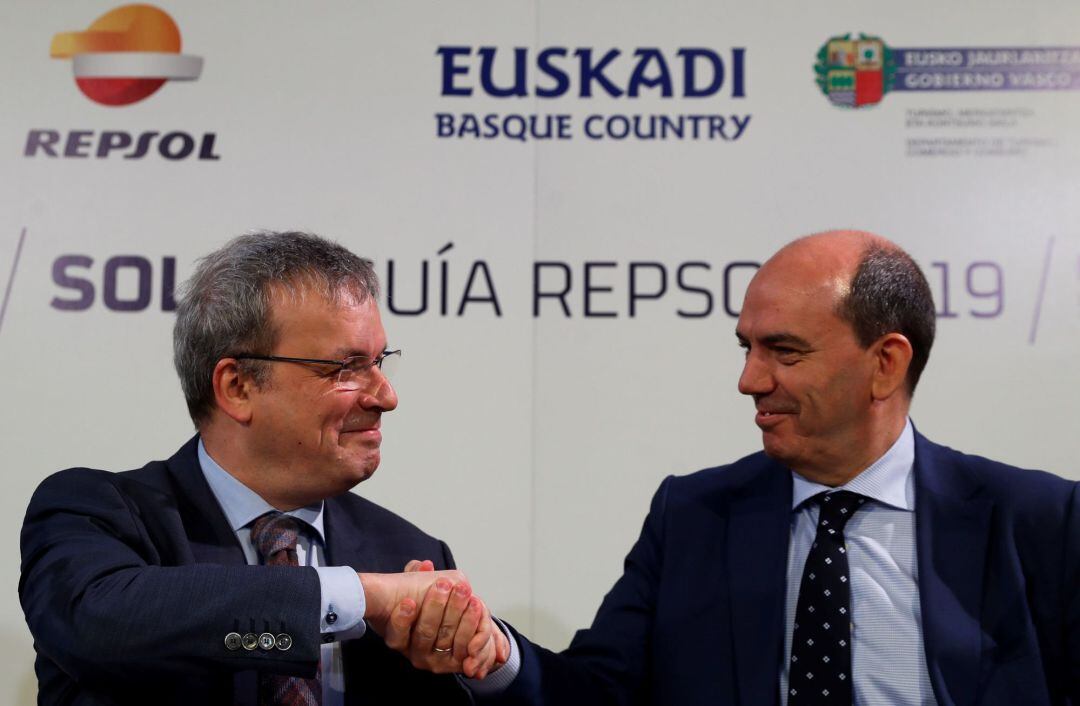 El consejero de Turismo, Alfredo Retortillo, y el director general de Comunicación de Repsol, Juan Navarro, durante la presentación este lunes de la entrega de los nuevos Soles Repsol 2019 en San Sebastián.