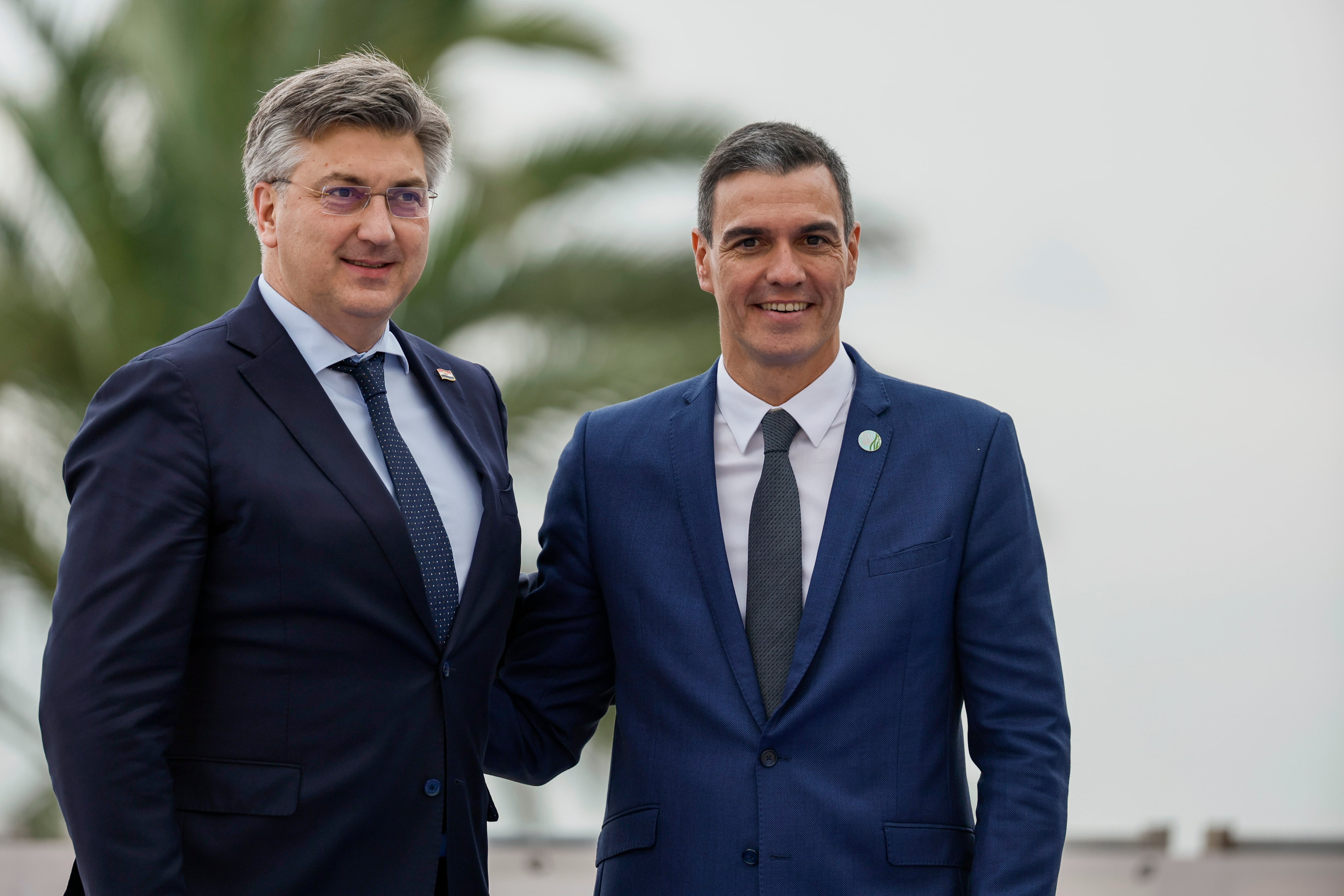 El presidente del Gobierno, Pedro Sánchez, junto al primer ministro de Croacia, Andrej Plenkovoc (i) al inicio de la novena edición de la Cumbre Euromediterránea. EFE/ Biel Aliño