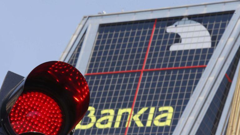 Semáforo en rojo frente a la sede de Bankia en Madrid