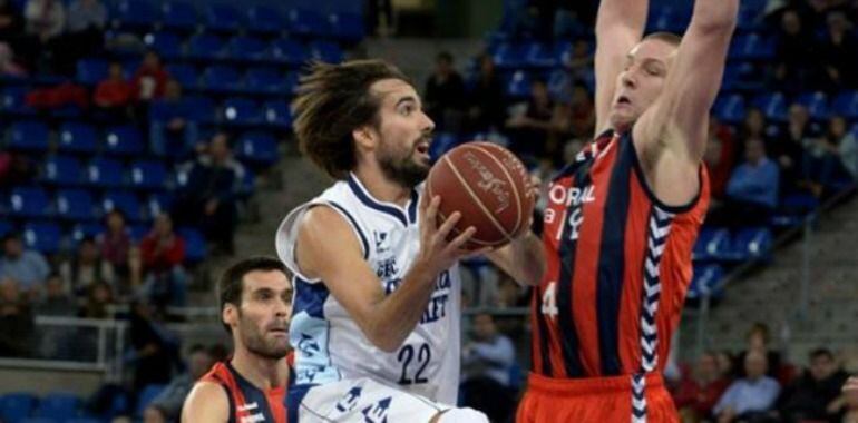Iverson y Jordi Grimau en el partido disputado en el Buesa Arena