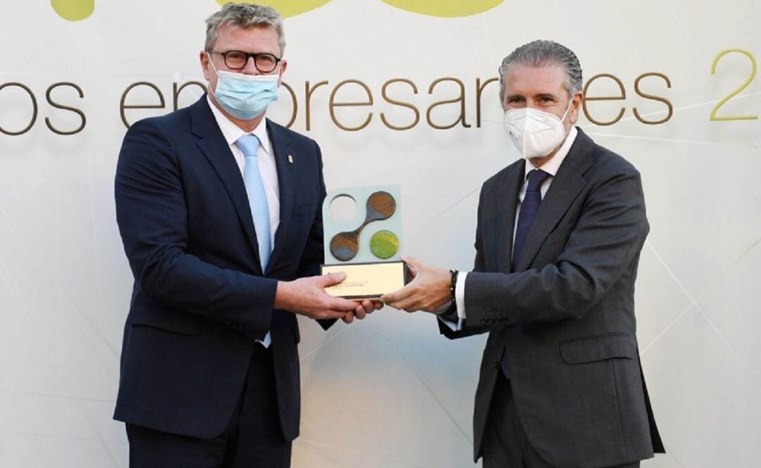 Van Malderen (d) recibe el galardón de manos del presidente de FES Andrés Ortega