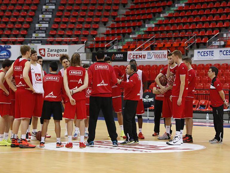 Andreu Casadevall sigue preparando con sus jugadores el encuentro de ida de los octavos de final de la Eurocup